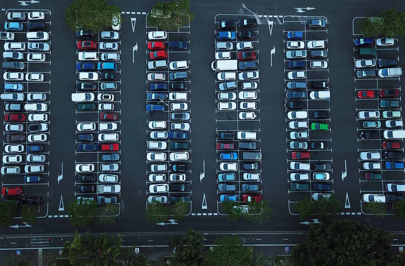 parkplatz-drohnenaufnahme